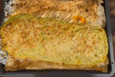 bir fırın tepsisine kabak dolması