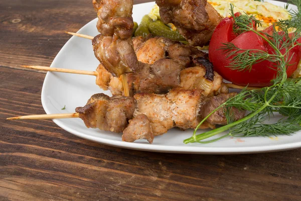 Carne de porco de churrasco mista e tomates de pepinos e verdes — Fotografia de Stock