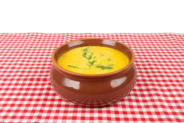 Käsesuppe in einer braunen Schüssel — Stockfoto