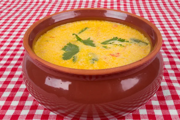 Käsesuppe in einer braunen Schüssel — Stockfoto