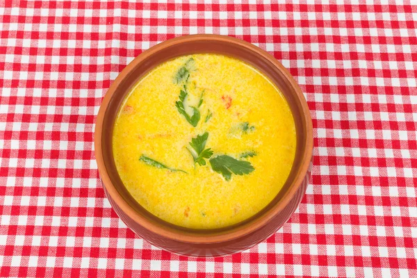 Käsesuppe in einer braunen Schüssel — Stockfoto