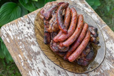 tavuk sosis ve Domuz kaburga