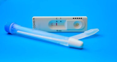 Hızlı ve basit bir testle COVID-19 antijen negatif sonuç verdi. Sonuçları evde 15 dakika içinde verir. Burun çubuğu kullanarak. mavi arkaplan