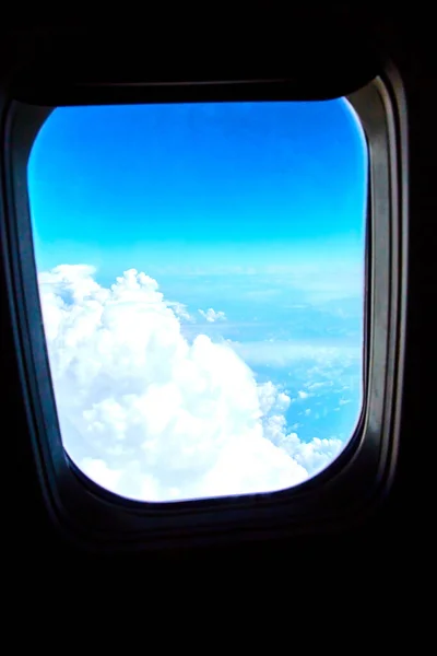 Uçak Penceresinden Mavi Gökyüzündeki Hava Beyaz Bulutları Üstte Havadan Kuş — Stok fotoğraf