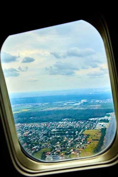 Výhled Okna Letadla Zelená Pole Domy Shora Oblačného Dne — Stock fotografie