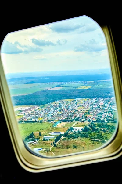 Výhled Okna Letadla Zelená Pole Domy Shora Oblačného Dne — Stock fotografie