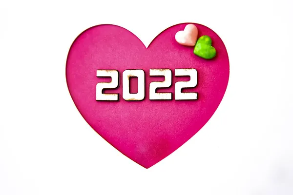 粉红的心脏 白色背景 它有2022年的题词在中间和2个粉红色和浅绿色的小心脏 — 图库照片