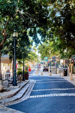 Zichron Ya 'akov, İsrail - 14 Temmuz 2020: Zichron Yaakov ana caddesinde. Ha-Meyasdim Caddesi. 1882 yılında Baron Edmond James de Rothschild tarafından İsrail 'de kurulan ilk Yahudi yerleşim yerlerinden biridir..