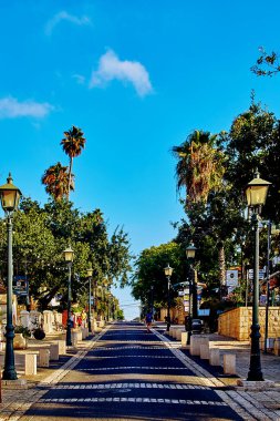 Zichron Ya 'akov, İsrail - 14 Temmuz 2020: Zichron Yaakov ana caddesinde. Ha-Meyasdim Caddesi. 1882 yılında Baron Edmond James de Rothschild tarafından İsrail 'de kurulan ilk Yahudi yerleşim yerlerinden biridir..