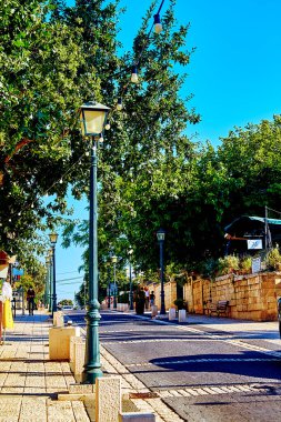 Zichron Ya 'akov, İsrail - 14 Temmuz 2020: Zichron Yaakov ana caddesinde. Ha-Meyasdim Caddesi. 1882 yılında Baron Edmond James de Rothschild tarafından İsrail 'de kurulan ilk Yahudi yerleşim yerlerinden biridir..