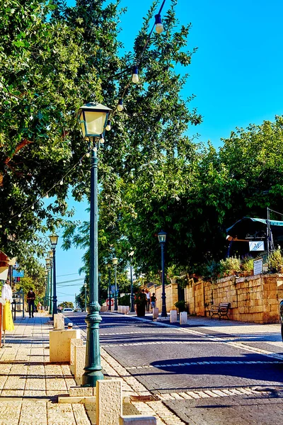 Zichron Ya 'akov, İsrail - 14 Temmuz 2020: Zichron Yaakov ana caddesinde. Ha-Meyasdim Caddesi. 1882 yılında Baron Edmond James de Rothschild tarafından İsrail 'de kurulan ilk Yahudi yerleşim yerlerinden biridir..