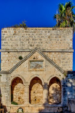 Zichron Ya 'akov, İsrail. Benjamin Havuzu. Bu su deposu, cömert Baron Benjamin Edmond de Rothschild tarafından 1891 'de inşa edildi. Yeni geliştirilen pompayla tepedeki köye su götürüldü..