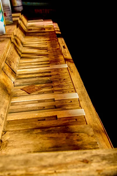 Velho Quebrado Piano Deixado Livre Chaves São Quebradas Pelos Raios — Fotografia de Stock