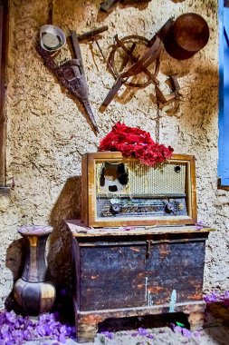 Julis, İsrail - 22 Ekim 2021: El Mona Bahçeleri, Julis 'in Druze köyünde gizlenmiş aşkın güzel bir kanıtıdır. Çiçekler, ağaçlar, çalılar ve Dürzi kültürünün sembolleri var..