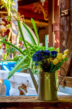 Julis, İsrail - 22 Ekim 2021: El Mona Bahçeleri, Julis 'in Druze köyünde gizlenmiş aşkın güzel bir kanıtıdır. Çiçekler, ağaçlar, çalılar ve Dürzi kültürünün sembolleri var..