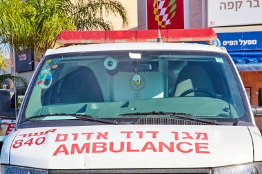 Hayfa, İsrail - 22 Ekim 2021: MADA ambulans parçaları Magen David Adom, Davut 'un Kızıl Yıldızı (Kızılhaç ve Kızıl Hilal' a benzer) için kısadır).