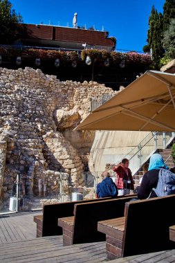 Kudüs, İsrail - 4 Kasım 2021: Kudüs 'te turist turu. İsrail 'deki arkeolojik kazı alanlarının çoğunda arkeologlar büyüleyici eserler keşfettiler.