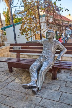 Zichron Ya 'akov, İsrail - Kasım 08, 2021: Zichron Yaakov' da öğle yemeği molası heykeli, heykeltraş John Seward Johnson II, konum: Ha-Meyasdim Caddesi. Tıbbi maskeli işçi, İsrail.