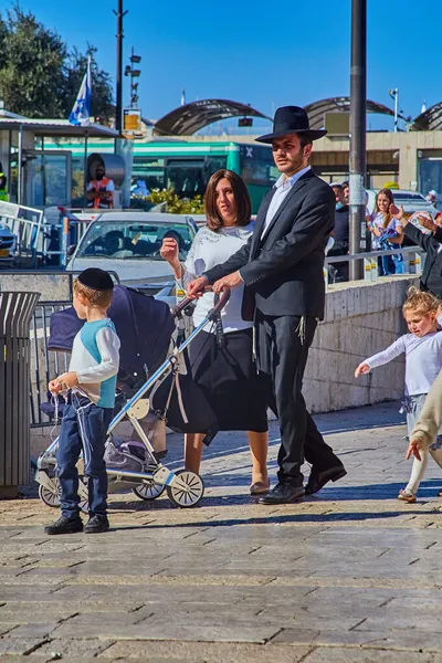 Jerusalem Israel November 2021 Ultra Orthodox Jewish Family Walks Western — Stock Photo, Image
