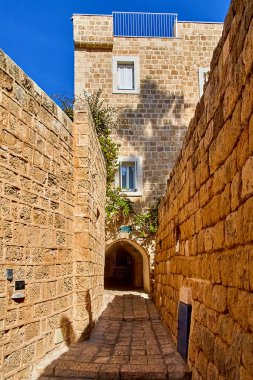 Eski Jaffa sokaklarından birinde antik çağların atmosferi. Sokaklar dar, taşlar parlamak için aşınmış. Orta Çağ 'a nakledildiğiniz izlenimine kapılıyorsunuz.