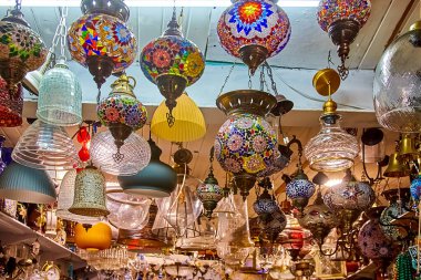 Tel-aviv, İsrail - 11 Kasım 2021: Eski Jaffa, Tel Aviv 'in eski semtindeki bit pazarındaki küçük bir lamba dükkanında. küçük işletme