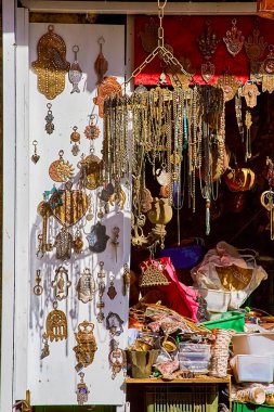 Tel-aviv, İsrail - 11 Kasım 2021: Eski Jaffa, Tel Aviv 'in eski bölgesinde eski eşya ve antikalardan oluşan sokak bit pazarındaki küçük dükkanlar. küçük işletme