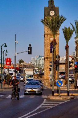 Tel-aviv, İsrail - 11 Kasım 2021: Jaffa Saat Kulesi yakınlarındaki meydanda araba ve insan trafiği yoğun. Osmanlı Sultanı 2. Abdul Hamid 'in 25. yıldönümünü kutlamak için 1906' da kireçtaşı bloklardan inşa edildi..