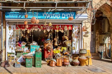 Tel-aviv, İsrail - 11 Kasım 2021: Eski Jaffa, Tel Aviv 'in eski bölgesinde eski eşya ve antikalardan oluşan sokak bit pazarındaki küçük dükkanlar. küçük işletme