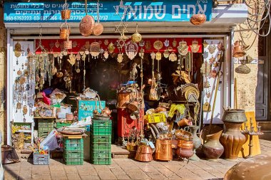 Tel-aviv, İsrail - 11 Kasım 2021: Eski Jaffa, Tel Aviv 'in eski bölgesinde eski eşya ve antikalardan oluşan sokak bit pazarındaki küçük dükkanlar. küçük işletme