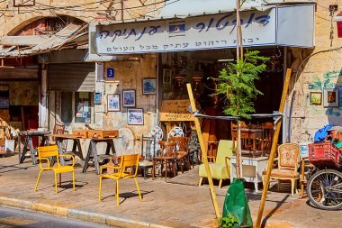 Tel-aviv, İsrail - 11 Kasım 2021: Eski Jaffa, Tel Aviv 'in eski bölgesinde eski eşya ve antikalardan oluşan sokak bit pazarındaki küçük dükkanlar. küçük işletme