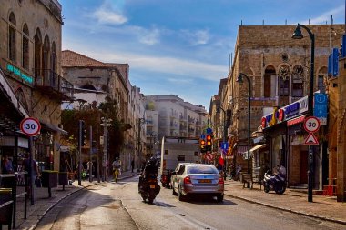 Tel-aviv, İsrail - 11 Kasım 2021: Yoğun araba trafiği ve Yefet Caddesi 'ndeki insanlar Eski Jaffa' dan güneydeki ana cadde ve tarihi yollardan biridir..