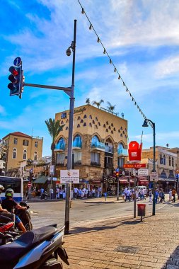 Tel-aviv, İsrail - 11 Kasım 2021: Yoğun araba trafiği ve Yefet Caddesi 'ndeki insanlar Eski Jaffa' dan güneydeki ana cadde ve tarihi yollardan biridir..