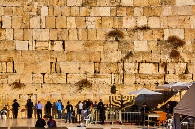 Kudüs, İsrail - 23 Kasım 2021: Ağlama duvarının yanındaki erkek yarısının üzerine dua eden ortodoks erkekler