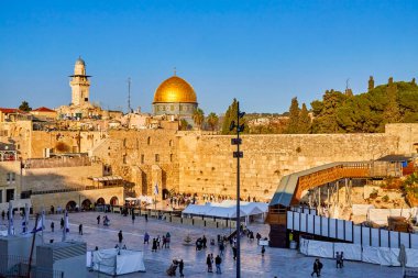 Kudüs, İsrail - 23 Kasım 2021: Bab al Silsila Minaret ve Tapınak Dağı 'ndaki Kaya Kubbesi ve Ağlama Duvarı' na karşı meydan. Güneşli bir gün. Kudüs 'ün eski şehri, İsrail