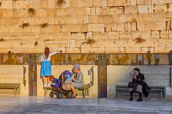 Jerozolima Izrael Listopada 2021 Dziewczyna Zagląda Męskiej Części Placu Przed — Zdjęcie stockowe