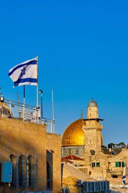 İsrail bayrağı ve Bab al Silsila Minaresi ve Tapınak Dağı 'ndaki Kaya Kubbesi. Güneşli bir gün. Kudüs 'ün eski şehri, İsrail