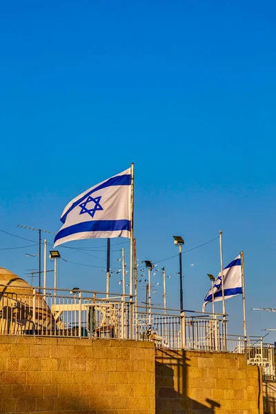 イスラエルの旗はエルサレムの旧市街の壁の近く西壁の近く晴れた日に イスラエル — ストック写真