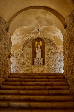 Kudüs, İsrail - 23 Kasım 2021: Avusturya Kutsal Aile Bakımevi 'nin girişindeki heykel Latince diyor ki: Avusturya' nın büyük annesi, kölelerin annesi, Macarların büyük metresi.