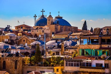 Kutsal Mezar Kilisesi 'nin panoramik manzarası Avusturya Kutsal Aile Bakımevi' nin çatısından, gezgin hacılar için sığınak olarak 1854 'te Kutsal Topraklar' daki Katolik Kilisesi tarafından açıldı. Kudüs, İsrail
