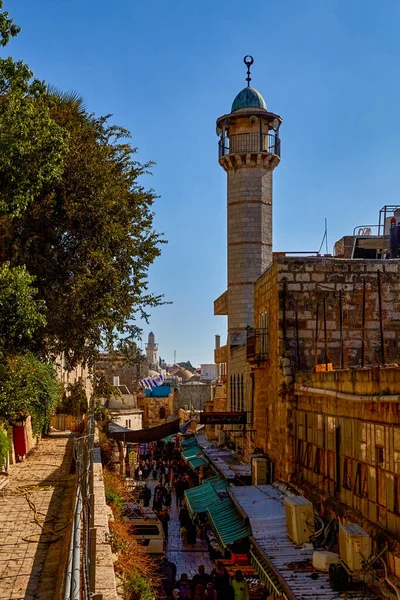 Иерусалим Израиль Ноября 2021 Года Высокий Минарет Белая Мечеть Расположенная — стоковое фото