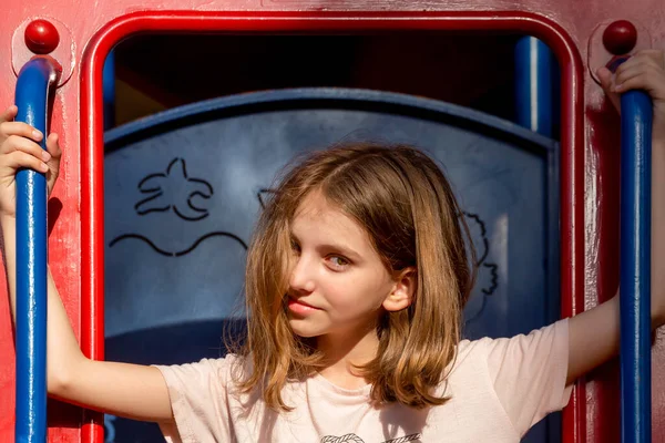 Mooi Emotioneel Vrolijk Tiener Meisje Zitten Kinderen Stad Speeltuin Een — Stockfoto
