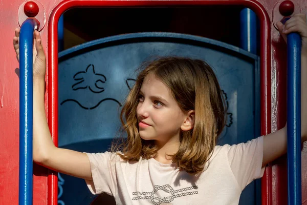 Mooi Emotioneel Vrolijk Tiener Meisje Zitten Kinderen Stad Speeltuin Een — Stockfoto