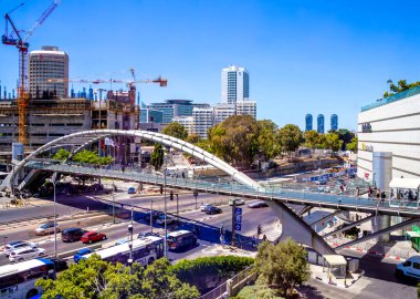 Tel-aviv, İsrail - 8 Haziran 2021: Ehudit Köprüsü ve Ehudit Köprüsü Azrieli merkezi üzerinde, şehrin doğusunu batıya bağlar, çevre dostu, güvenli bir yürüyüş ve bisikleti teşvik eder.