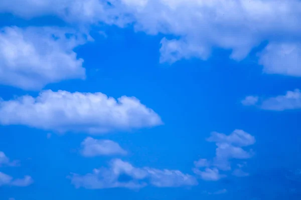 Foto Céu Azul Brilhante Com Nuvens — Fotografia de Stock