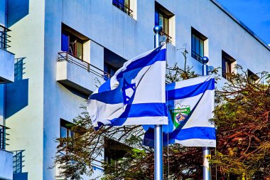 Güneşli bir günde İsrail ve Tel Aviv 'in bayrakları