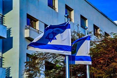 Güneşli bir günde İsrail ve Tel Aviv 'in bayrakları