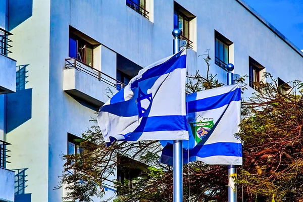 晴れた日にイスラエルの国旗とテルアビブ市が — ストック写真