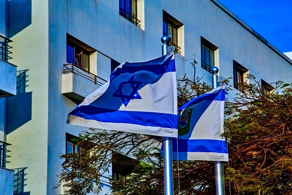 Güneşli bir günde İsrail ve Tel Aviv 'in bayrakları