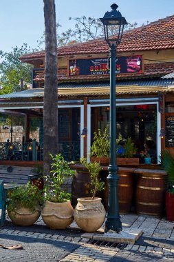 Zichron Yaakov, İsrail - 17 Kasım 2021: Zichron Yaakov ana caddesinde. 1882 yılında Baron Edmond James de Rothschild tarafından İsrail 'de kurulan ilk Yahudi yerleşim yerlerinden biridir..