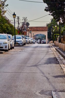 Zichron Yaakov, İsrail - 17 Kasım 2021: Zichron Yaakov ana caddesinde. 1882 yılında Baron Edmond James de Rothschild tarafından İsrail 'de kurulan ilk Yahudi yerleşim yerlerinden biridir..